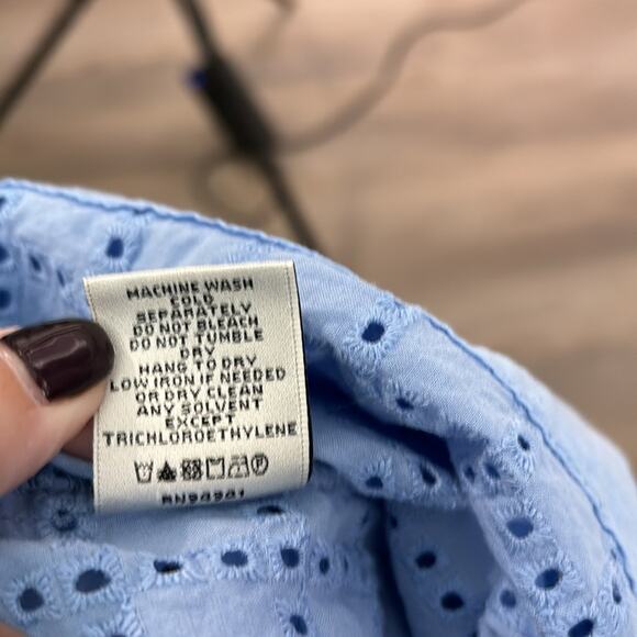 Neiman Marcus Light Blue Eyelet Tunic Top With Bell Sleeves Size 6 - Picture 8 of 9